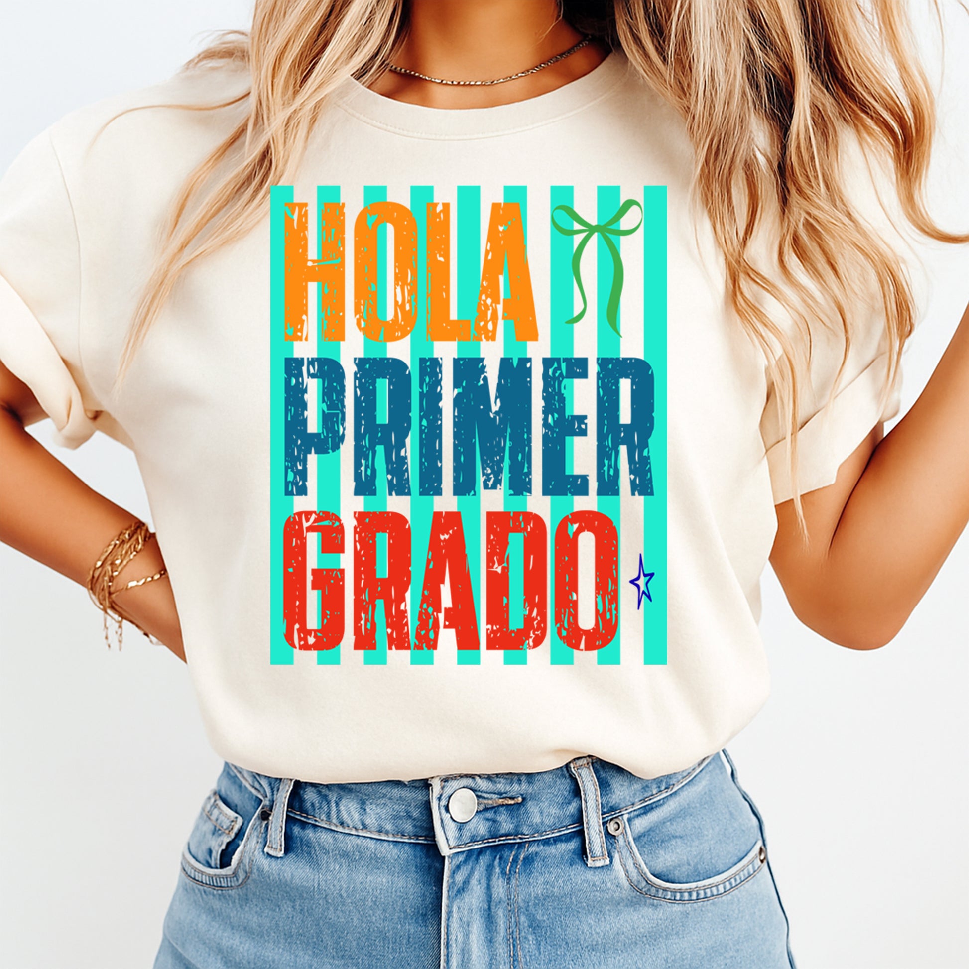 Person wearing a t-shirt with 'Hola Primer Grado' text on a plain background
