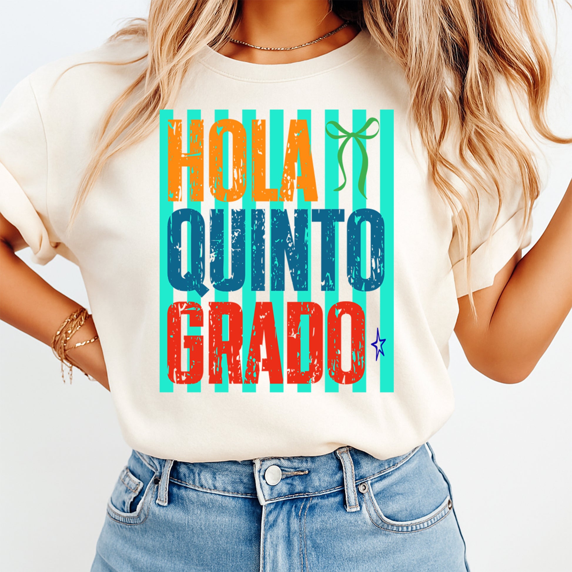 Person wearing a t-shirt with 'Hola Quinto Grado' text on a plain background
