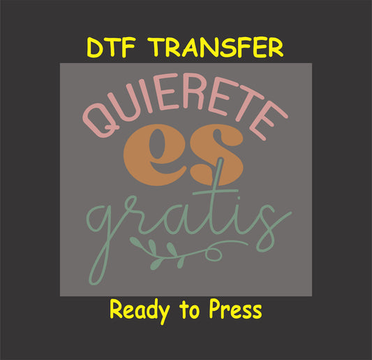 "Quiérete Es Gratis" Spanish phrase with elegant lettering, DTF transfer.